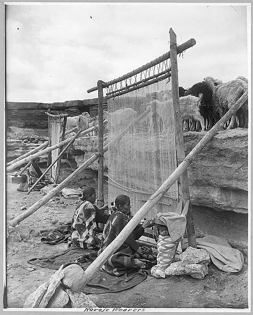 navajo_weavers_l-digitalhistory-uh-edu