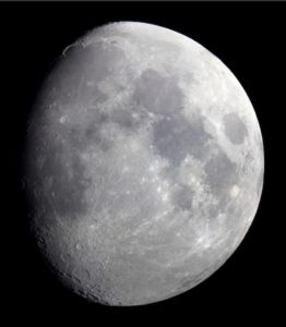 La Lune gibbeuse croissante (Waxing gibbous moon).